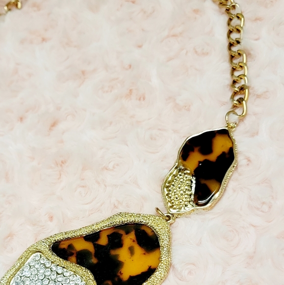 A stunning and eye-catching gold leopard necklace and earring set, complemented - Picture 8 of 12